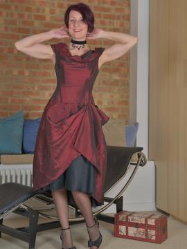 Small breasted wife Penny Brooks naked in stockings. — photo 1 of 15