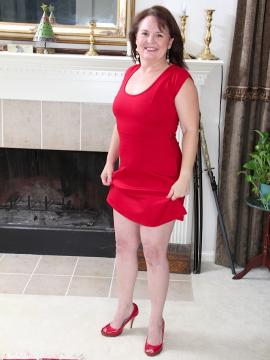 Mature amateur Felicia McDonald spreads hairy pussy. — photo 1 of 15