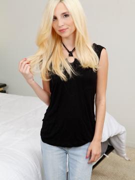 Petite blonde teen Piper Perri fingers her small pussy. — photo 1 of 15