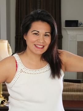 Thick MILF Susie Jhonson spreads her dark pussy lips. — photo 1 of 15