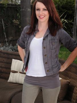 MILF redhead Violet Rose naked in the backyard. — photo 1 of 15