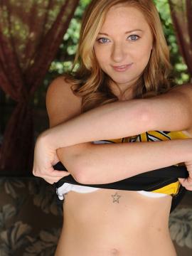 Strawberry blonde cheerleader Indiana Jane strips naked. — photo 7 of 15