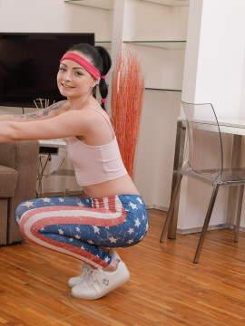 Babe finishes workout with orgasm — photo 1 of 16