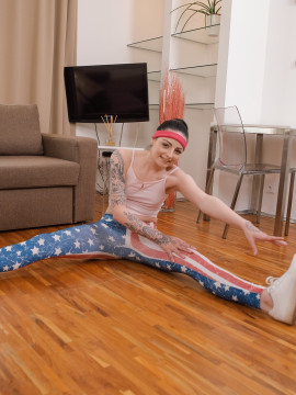 Babe finishes workout with orgasm — photo 4 of 16