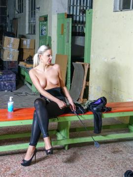 Julia Parker teaching her spoiled slave some manners — photo 14 of 23