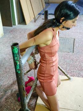 Alone, startled and hogtied — photo 6 of 24
