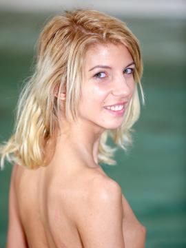 Naughty blonde masturbating in pool — photo 2 of 22