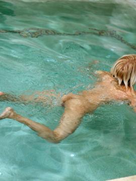 Naughty blonde masturbating in pool — photo 4 of 22
