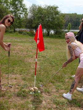 Old couple find perfect teen on golf field — photo 2 of 23