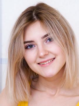 Gorgeous teen with perfect big tits — photo 7 of 24