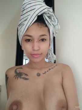 Alexa Belluci: Selfie 4U: My Big Breasts — photo 1 of 16