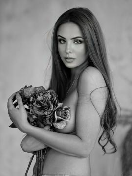 Alisa Amore - Roses B&W - OnlyFans — photo 3 of 3