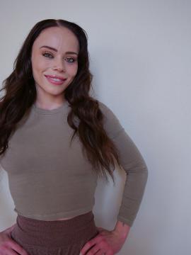 Sneaky Lucia Rossi Gets Hardcore Fucking From Friendly Neighbour P - The brunette babe chats with the surprised stud — photo 4 of 15