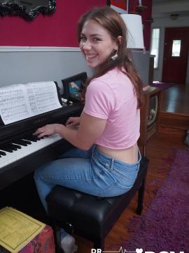 Brunette Maya Rue Spreads Her Legs To Welcome A Stud P - She tours the stud in her cozy house — photo 2 of 15