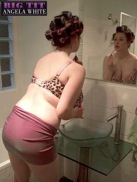 Angela around town in Sydney, Australia and at home — photo 2 of 16