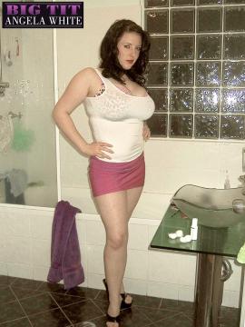 Angela around town in Sydney, Australia and at home — photo 8 of 16