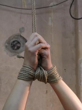 Victoria string bound and vibed — photo 10 of 24