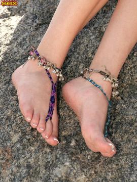 Michelle's sandy feet — photo 10 of 16