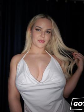 A Dick For Slimthick Vic — photo 1 of 20