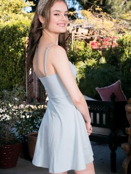 Lexie Fox talks about being nude on-camera and what it takes to get guys off. Then, she masturbates and cums. — photo 5 of 16