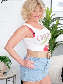 Elara Elis, 62, wants you to enjoy her fine, fuckable ass and mature pussy — photo 1 of 16