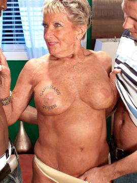 CLASSIC MONDAY: 75-year-old granny Sandra Ann fucks two young studs — photo 5 of 16