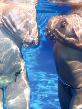 Tits Underwater — photo 9 of 16
