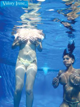 Tits Underwater — photo 12 of 16