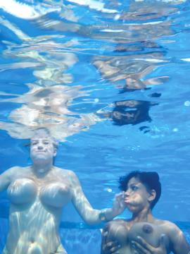Tits Underwater — photo 15 of 16
