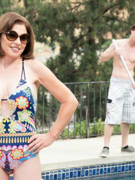 The anal MILF and the pool boy — photo 5 of 16
