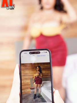 Alicia Wants Zack to Take Topless Photos of Her — photo 7 of 16