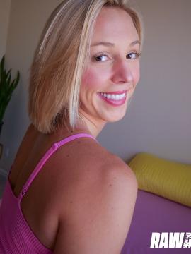 Blonde Vixen Lovely Lo's Teasing Ends Up With A Creampie P - The blonde hottie already figured out — photo 3 of 15