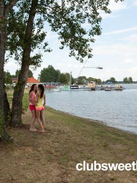 Yasmin and Eveline having sex in public — photo 1 of 24