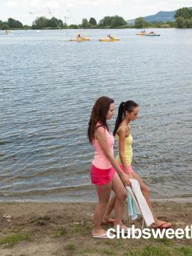 Yasmin and Eveline having sex in public — photo 7 of 24