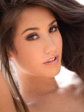 Eva Lovia — photo 15 of 23