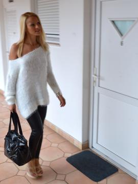 Bubbly Babelicious Blonde Beauty — photo 6 of 24
