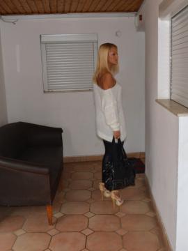 Bubbly Babelicious Blonde Beauty — photo 7 of 24