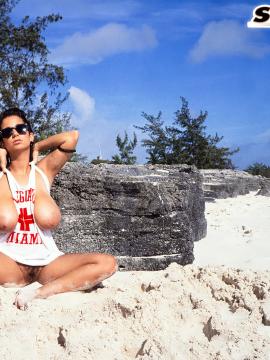 Devon Daniels On The Beach — photo 9 of 16