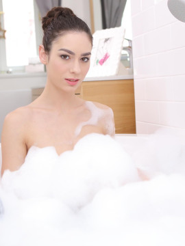 The Most Sensual Bath Solo by Arwen Gold in VR — photo 5 of 16