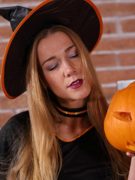 Naughty Minx Has Special Sex Treat for Halloween — photo 6 of 16