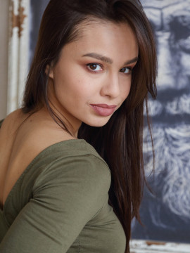 Astrid: Alluring — photo 4 of 16