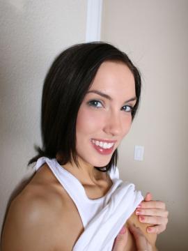 Katie Reynolds - Fun in bedroom — photo 3 of 15