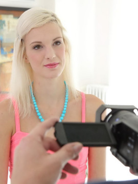 Pure Blonde Beauty — photo 2 of 16