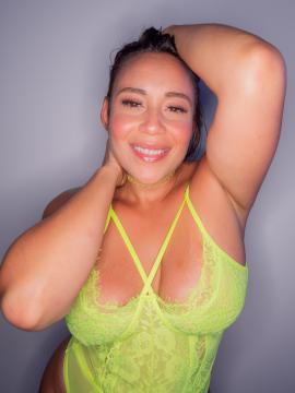 Mega Ass Carmela Clutch Creampie P - This twerking babe was built for fucking — photo 1 of 15
