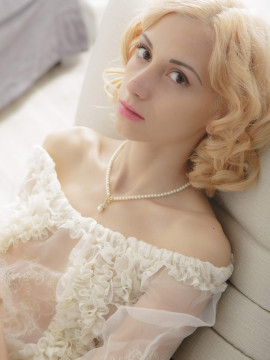 Lithe Blonde Solo — photo 2 of 16