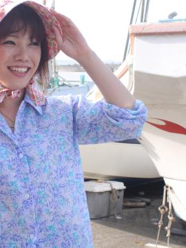 Amateur babe by the boat gets seduced and drilled by lad with camera — photo 4 of 15