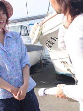Amateur babe by the boat gets seduced and drilled by lad with camera — photo 5 of 15