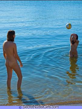 Cami and Bree Naked Volleyball — photo 1 of 16