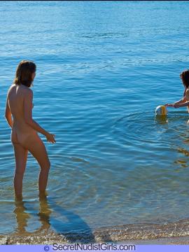 Cami and Bree Naked Volleyball — photo 11 of 16