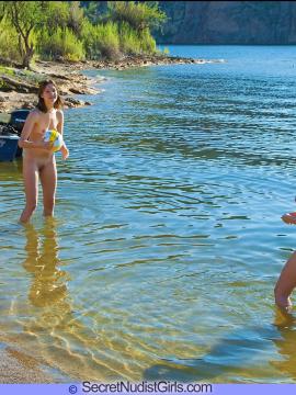 Cami and Bree Naked Volleyball — photo 15 of 16